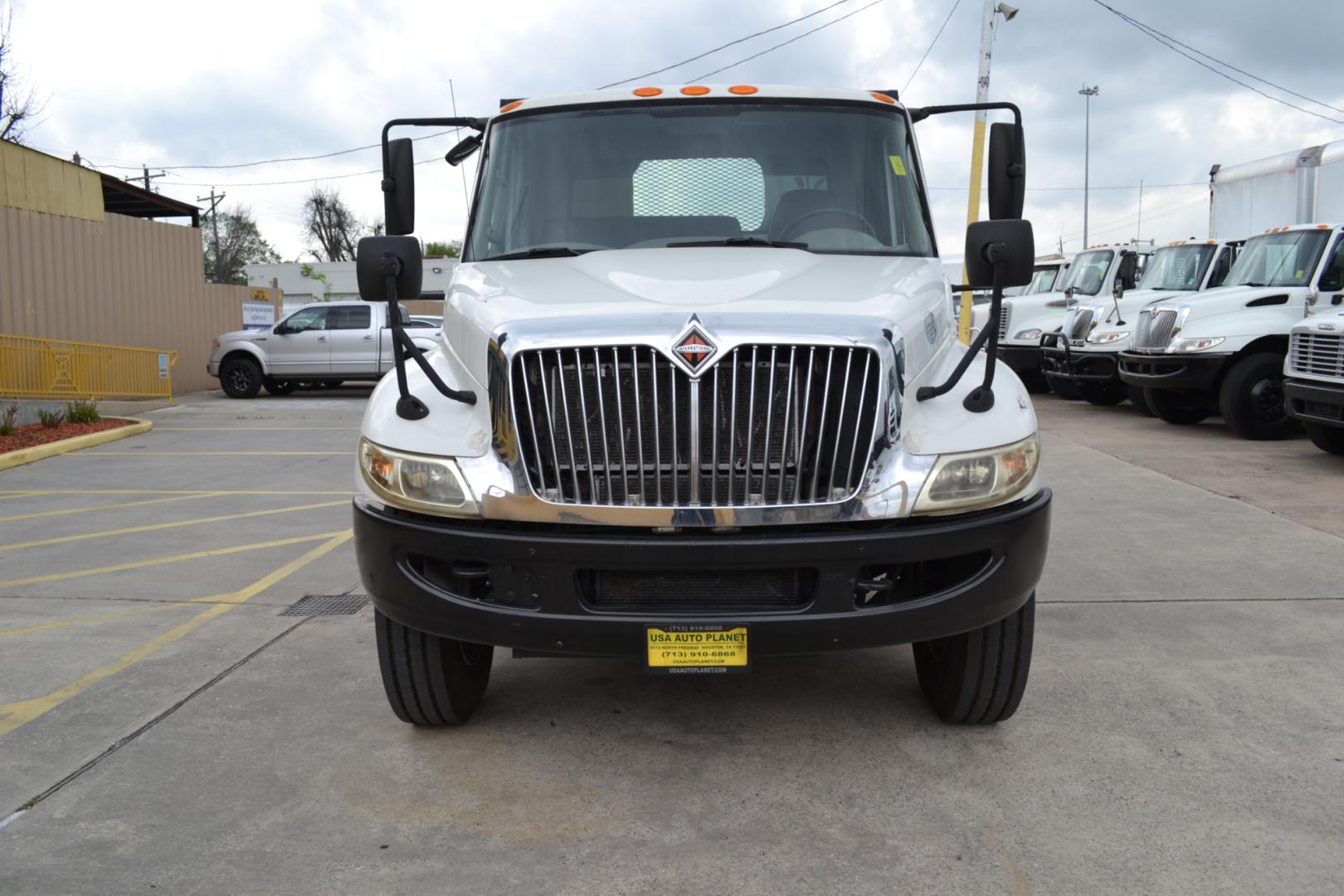 2014 WHITE /BLACK INTERNATIONAL 4300 with an DT466 7.6L 230HP engine, ALLISON 2100HS AUTOMATIC transmission, located at 9172 North Fwy, Houston, TX, 77037, (713) 910-6868, 29.887470, -95.411903 - Photo#1